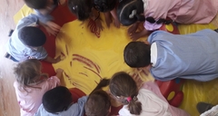 Iniziamo a conoscere il colore giallo giocando con la farina gialla divertendoci con i travasi