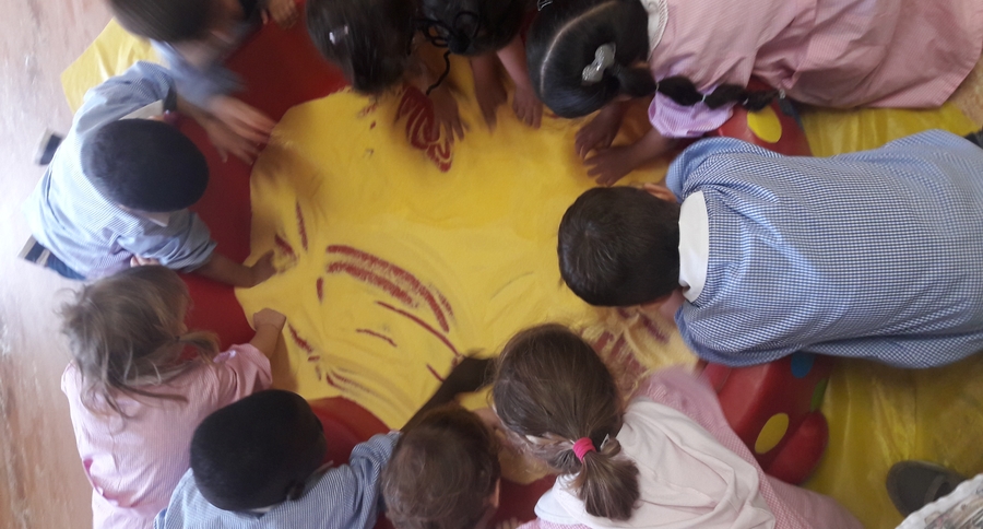 Iniziamo a conoscere il colore giallo giocando con la farina gialla divertendoci con i travasi