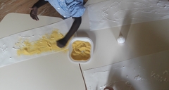 Dopo i travasi divertiamoci a disegnare dei bellissimi capolavori con colla e farina gialla