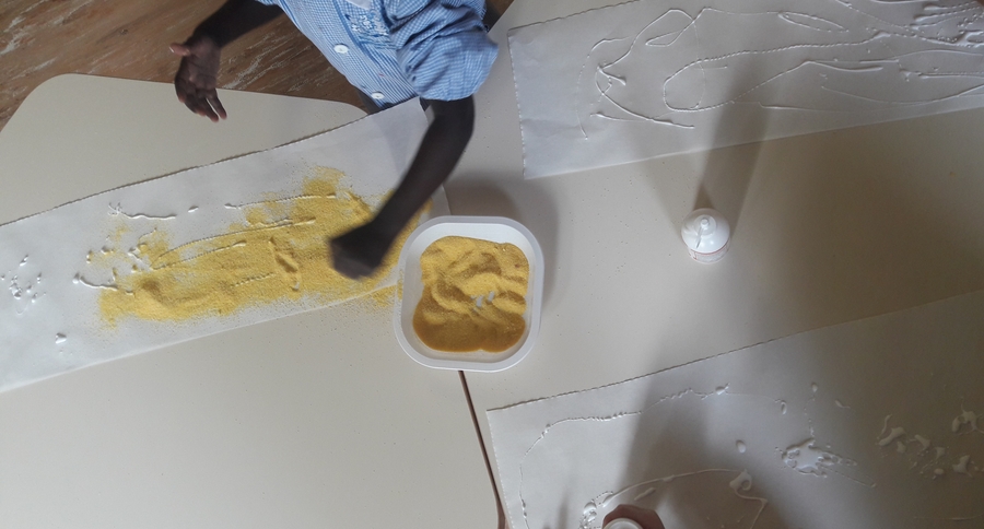 Dopo i travasi divertiamoci a disegnare dei bellissimi capolavori con colla e farina gialla