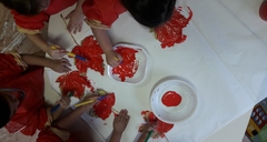 Osservando le foglie rosse dell’autunno iniziamo a conoscere il colore rosso facendone bellissime impronte
