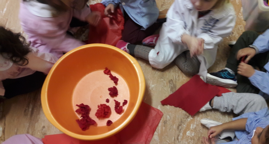 Tocchiamo, strappiamo, e giochiamo con tantissimi tipi di carta rossa