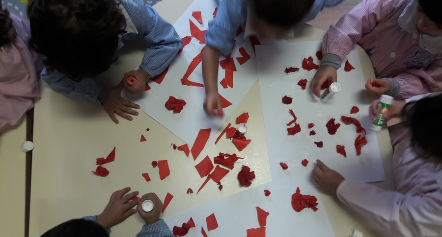 Costruiamo con colla e carta rossa dei bellissimi collage