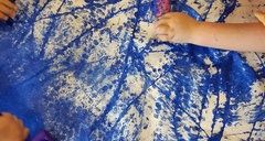 Realizziamo onde e bolle con mattarelli, pluriball e tempera blu ricordandoci il mare