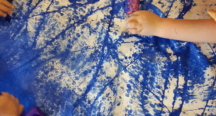 Realizziamo onde e bolle con mattarelli, pluriball e tempera blu ricordandoci il mare