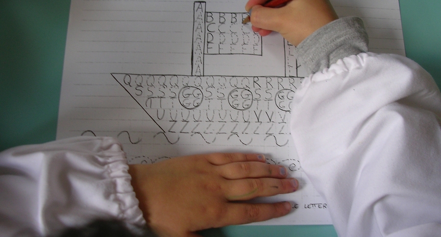 Completo le lettere unendo le linee tratteggiate
