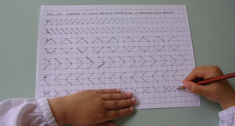 Rispettiamo i grafismi completando le linee verticali, orizzontali, oblique