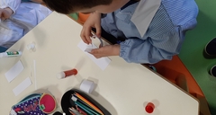 Arrotoliamo le strisce di carta formando dei cilindri