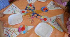 Evviva il Carnevale con coloratissime stelle filanti e buffi pagliacci