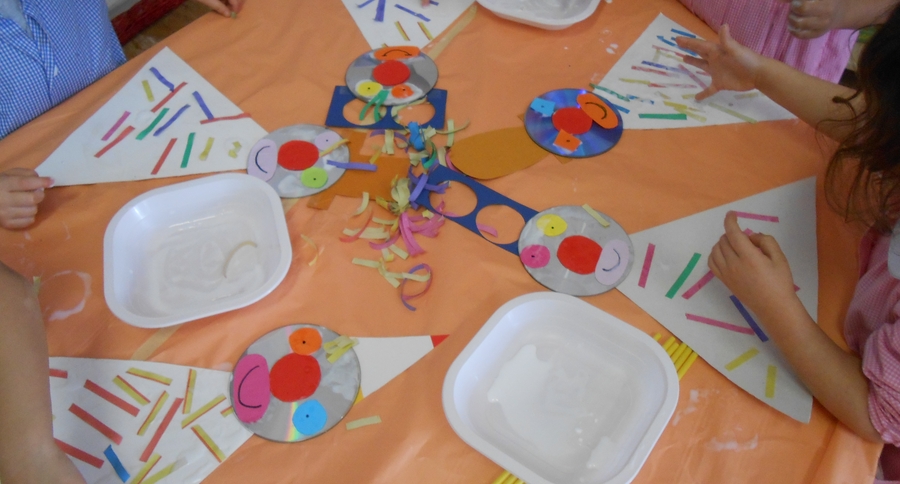 Evviva il Carnevale con coloratissime stelle filanti e buffi pagliacci