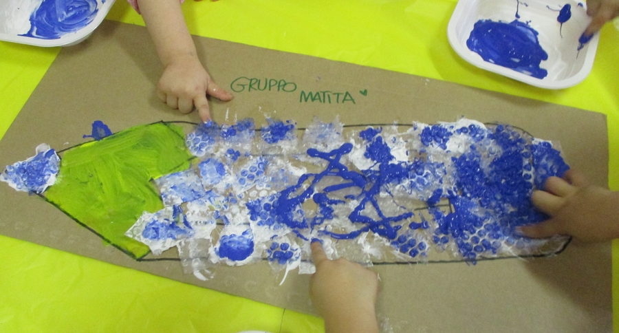 Creiamo con cartoni, materiali di recupero, tempere uno dei nostri gruppi di laboratorio: la matita