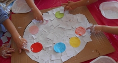 Creiamo tavolozza e colori usando pezzettini di carta colorata