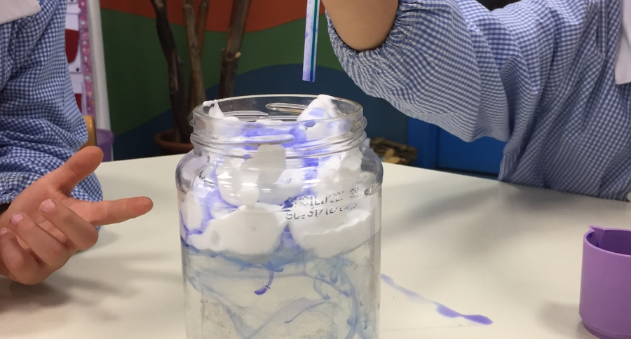 Creiamo un temporale in barattolo con schiuma da barba e acqua colorata